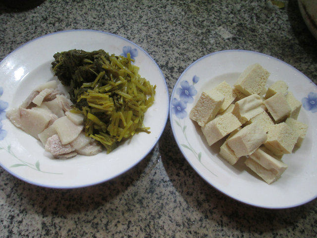 肉片咸菜煮冻豆腐的做法步骤：1