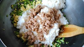 牛肉芹菜蛋炒饭的做法步骤：7