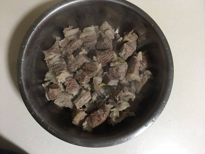 土豆烧牛肉的做法步骤：2