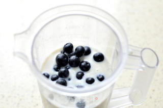 蓝莓香蕉燕麦豆乳的做法步骤：9