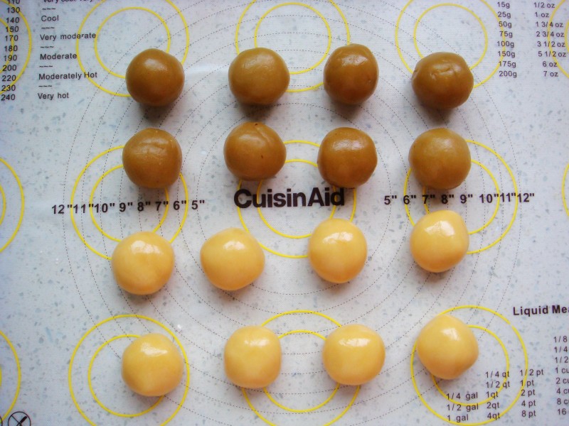 广式莲蓉蛋黄月饼的做法步骤：9