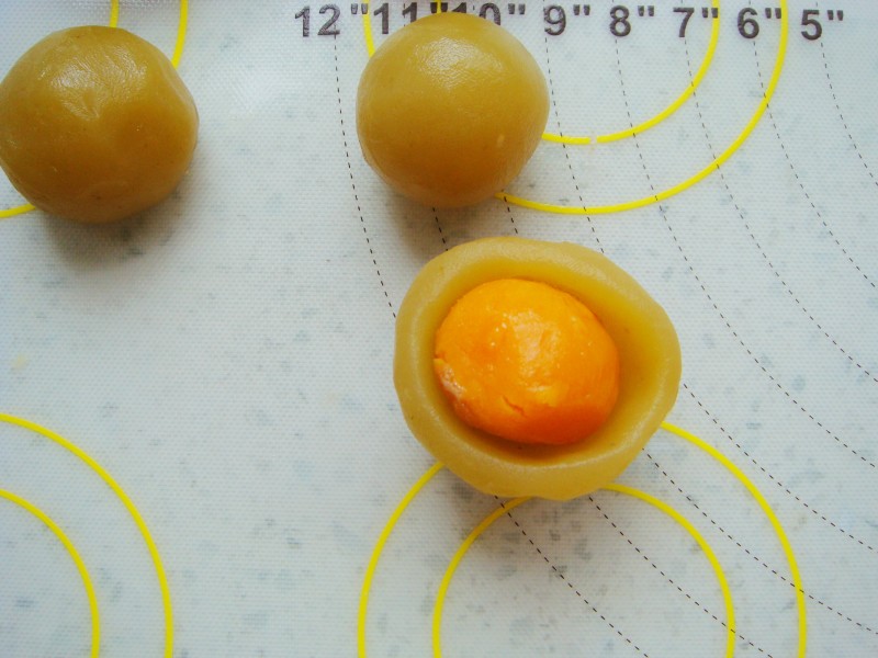 广式莲蓉蛋黄月饼的做法步骤：10