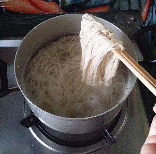 老坛酸菜牛肉酱拌面的做法步骤：4