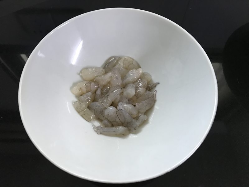 鲜肉虾仁肠粉的做法步骤：1