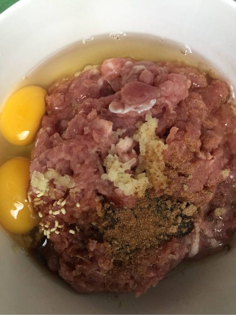 鲜肉虾仁小馄饨的做法步骤：2