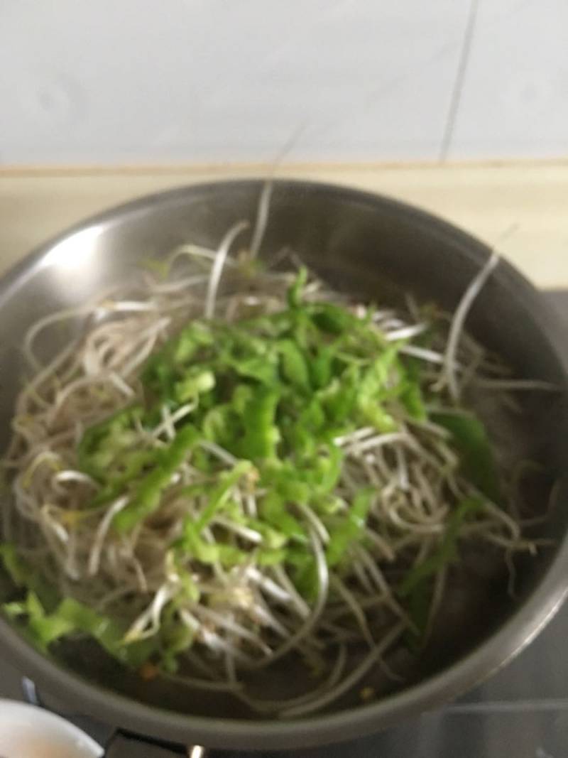 减肥食谱：青椒豆芽的做法步骤：3