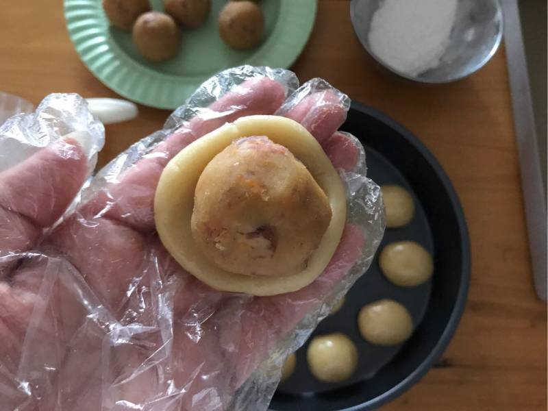 赏味中秋、乐享团圆～【金沙肉松香肠月饼】的做法步骤：15