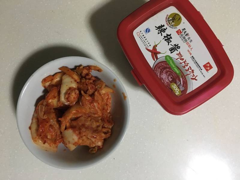 韩式牛肉泡菜汤的做法步骤：1