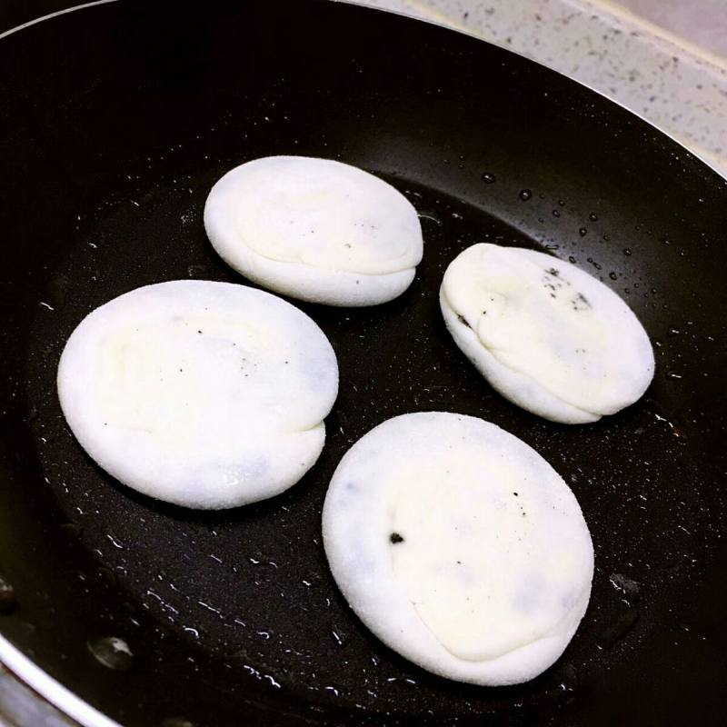 宝宝辅食:芝麻饼的做法步骤：6