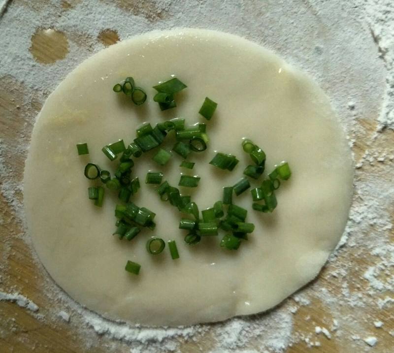 饺子皮版葱花饼的做法步骤：4