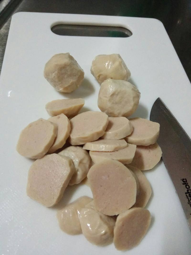 蒜苗肉丸焖豆腐的做法步骤：3