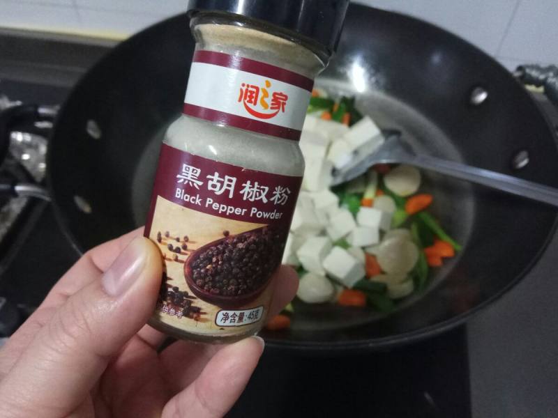 蒜苗肉丸焖豆腐的做法步骤：8