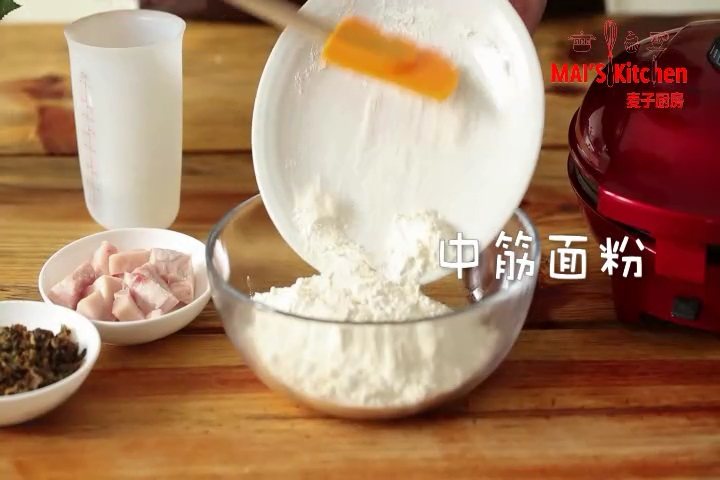 来自江南的干货-梅干菜烧饼的做法步骤：1