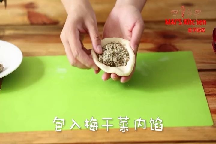 来自江南的干货-梅干菜烧饼的做法步骤：16