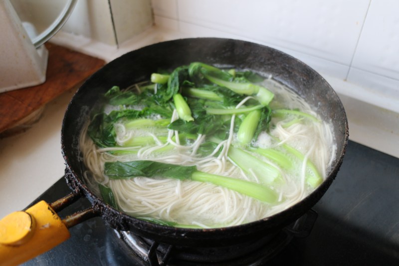 【我家的早餐】芽菜肉丝面的做法步骤：12