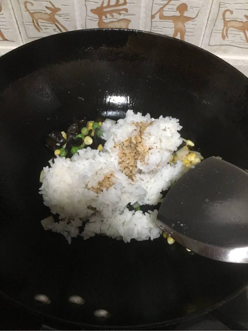 青豆玉米木耳炒饭的做法步骤：5