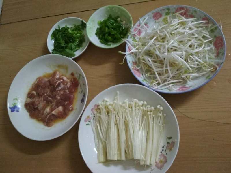 金针菇银芽肉片汤的做法步骤：2