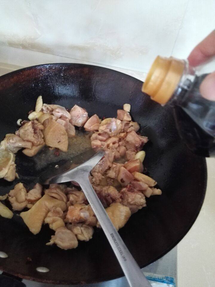 香菇炒鸡肉的做法步骤：4