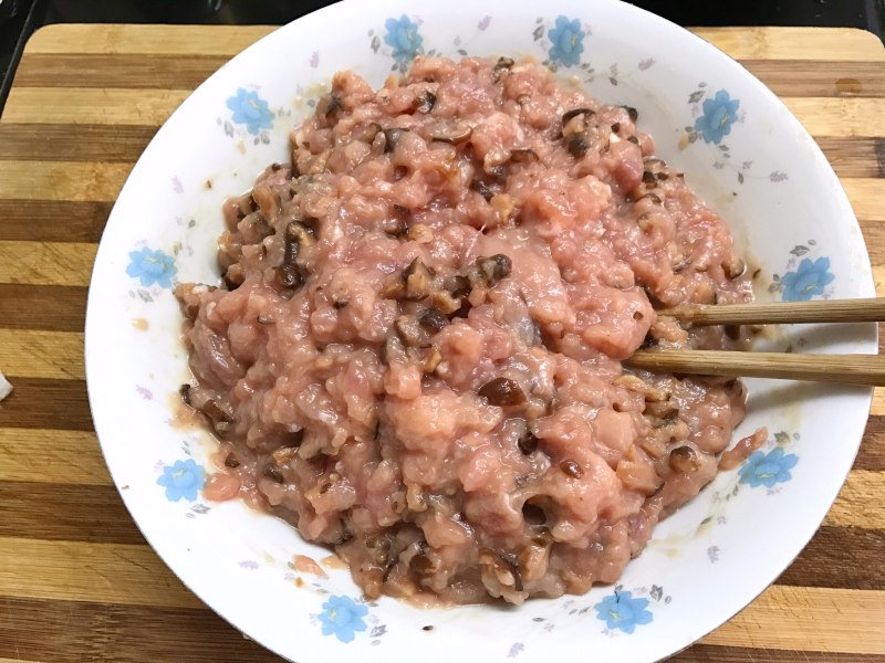 褐麦香菇肉包的做法步骤：2