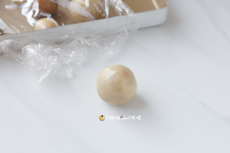 广式莲蓉蛋黄月饼的做法步骤：12