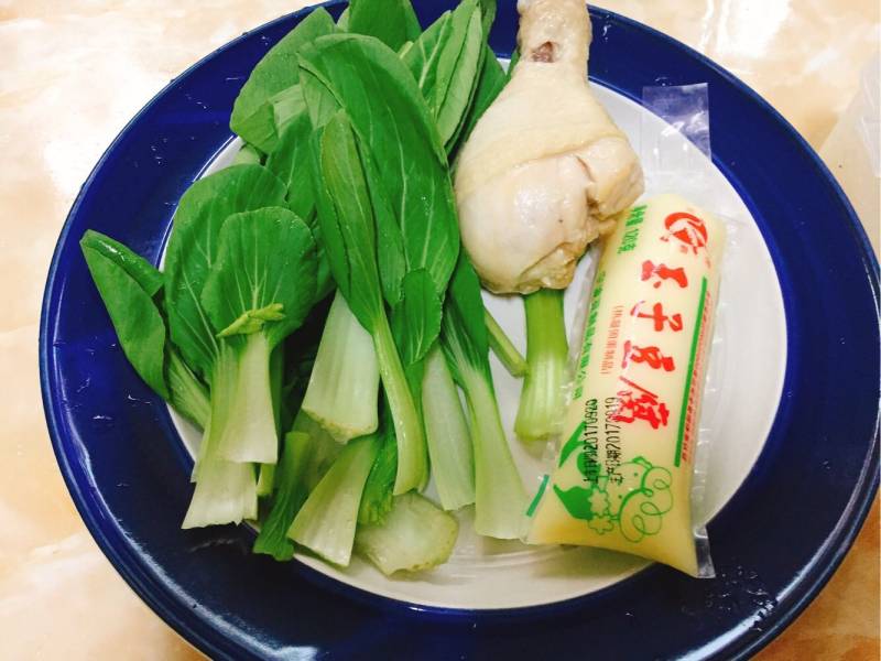 鸡腿豆腐青菜汤的做法步骤：1