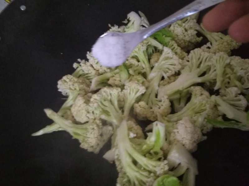 素炒椰菜花的做法步骤：3