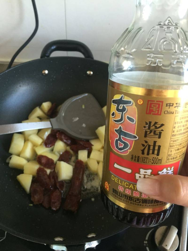 土豆腊肠焖米饭的做法步骤：8