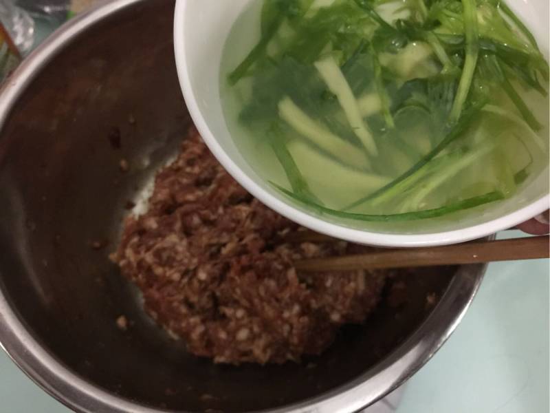 咸蛋黄鲜肉月饼的做法步骤：3