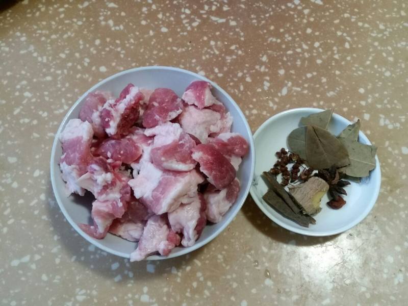 香菇红烧肉的做法步骤：1