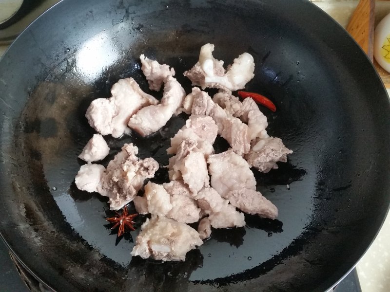 土豆梅干菜烧肉的做法步骤：4