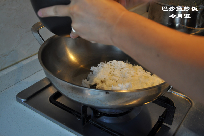 简单美味的巴沙鱼炒饭的做法步骤：12