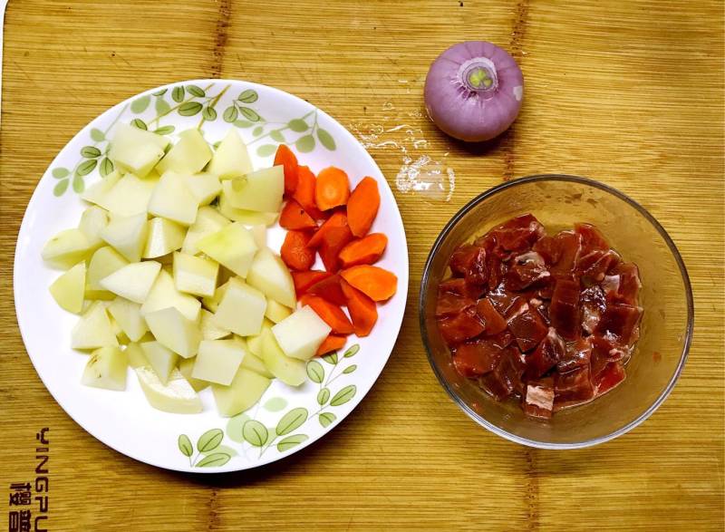 咖喱土豆牛肉煲仔饭的做法步骤：1