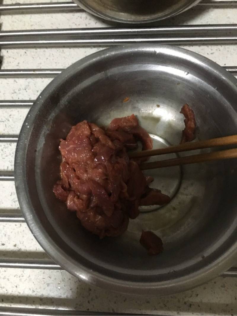 胡萝卜丝炒牛肉的做法步骤：3