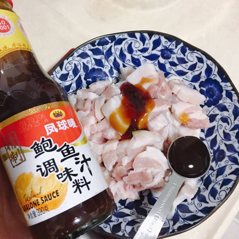 鲍汁炸酥肉的做法步骤：1