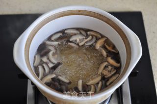 燕麦香菇鸡丁窝蛋粥的做法步骤：7