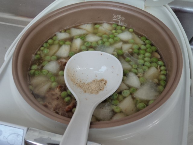 豌豆鸭骨萝卜汤的做法步骤：10