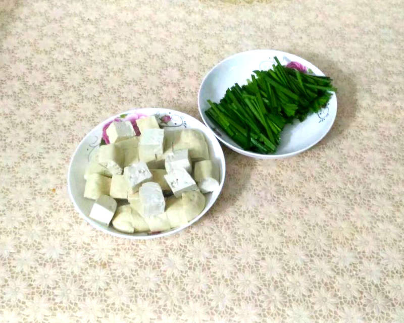 韭菜炒豆腐的做法步骤：2