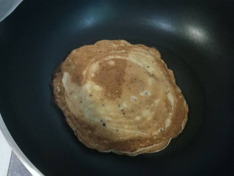 香蕉红枣酸奶煎饼的做法步骤：12