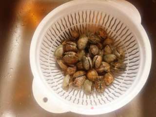 辣炒花蛤的做法步骤：1