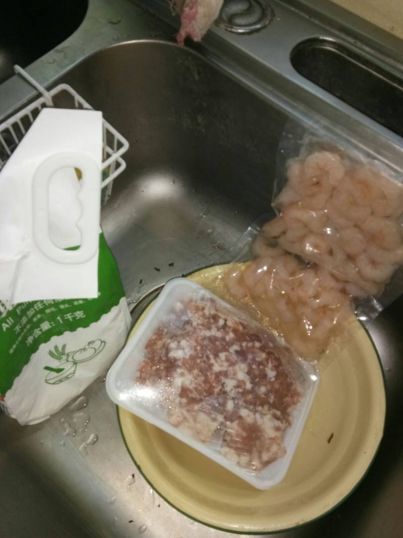 虾肉水饺的做法步骤：1