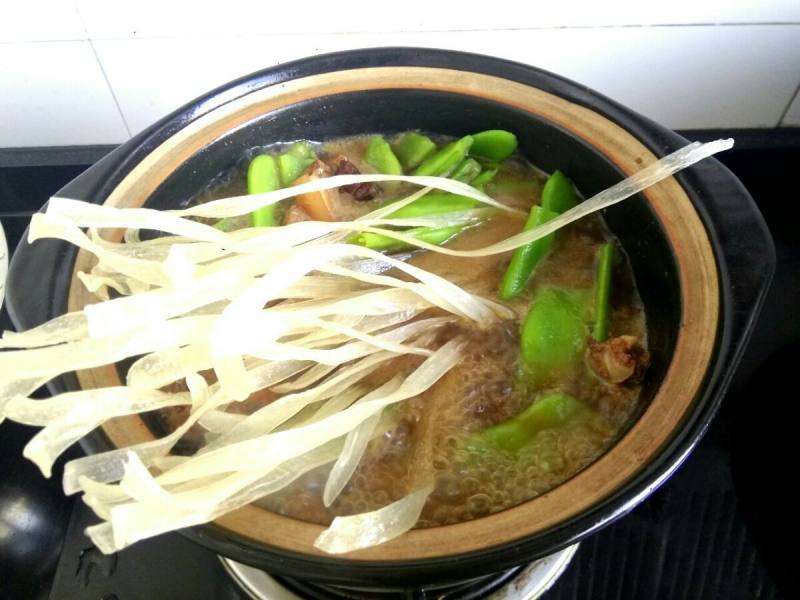 土豆豆角粉条炖五花肉的做法步骤：12