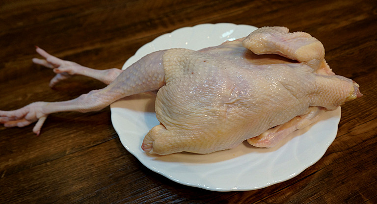 电饭锅版焖鸡的做法步骤：1