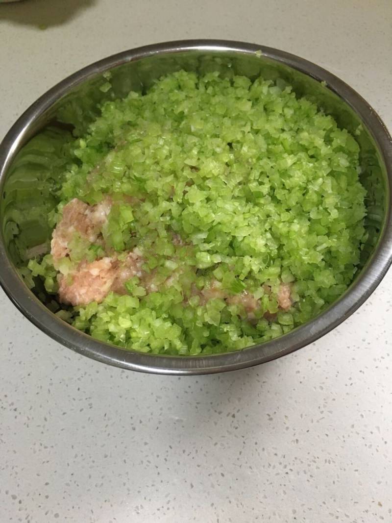 芹菜猪肉饺子的做法步骤：1