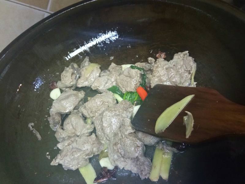 红烧牛肉炖土豆的做法步骤：3