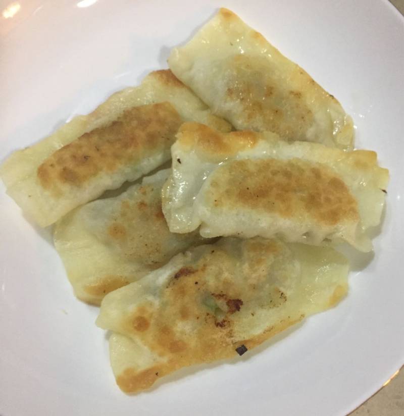 馄饨皮煎饺的做法步骤：4