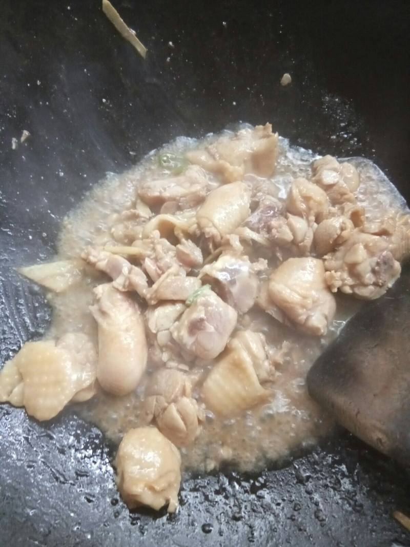 香菇炒鸡肉腿的做法步骤：3