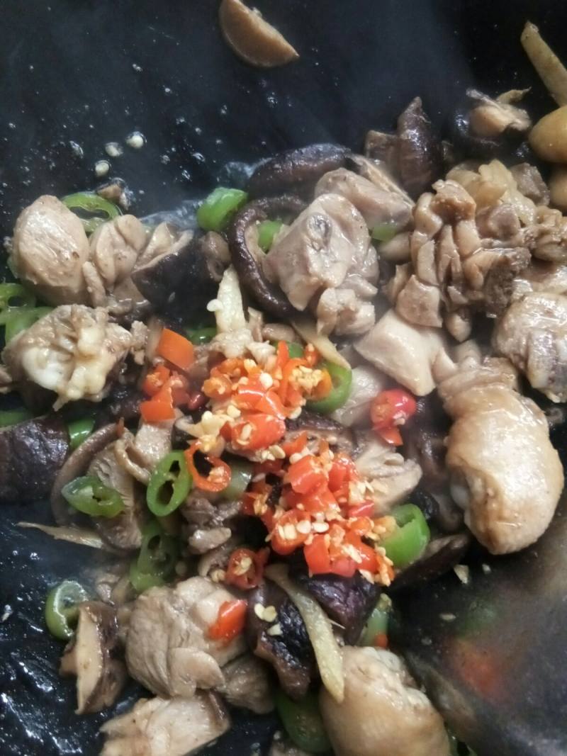 香菇炒鸡肉腿的做法步骤：5