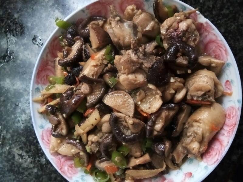 香菇炒鸡肉腿的做法步骤：6