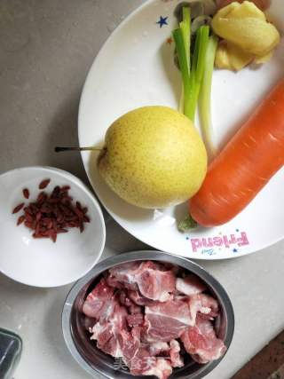 胡萝卜梨炖骨头汤的做法步骤：1