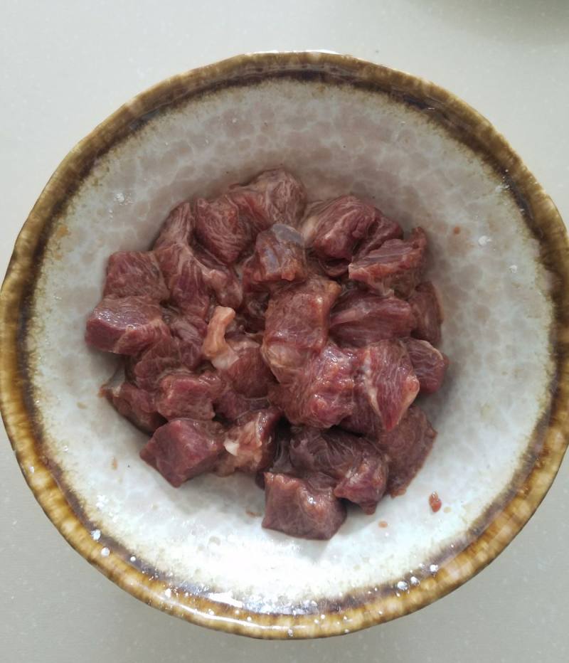 杏鲍菇炒牛肉粒的做法步骤：5